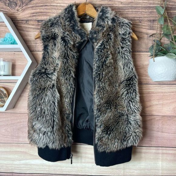 𝅺Copper Key Faux Fur Zip‎ Up Vest - Picture 1 of 5
